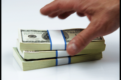 hand-grabbing-bundle-of-american-money-4_zjae5dogs__D31